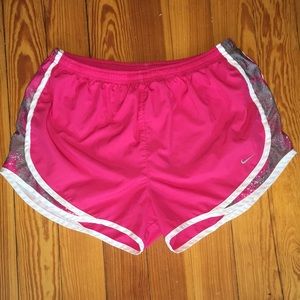 Nike women’s large tempo shorts